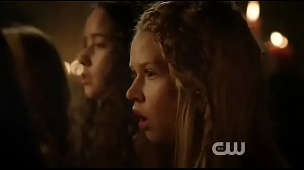Yeni Caitlin Stasey masturbate cut-scene from the CW's REIGN sıcak Klipler