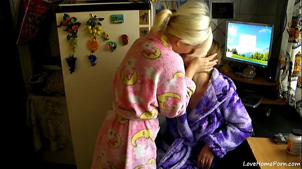 Blonde And Brunette Record Their First Sex Tape Clip ấm áp mới