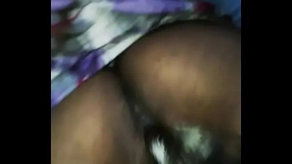 Nye a Tanzanian inserting a bottle into her vagina varme klipp