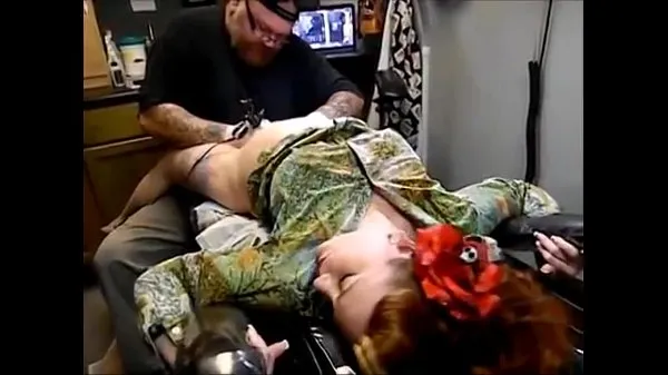 Nieuwe SCREAMING while tattooing warme clips