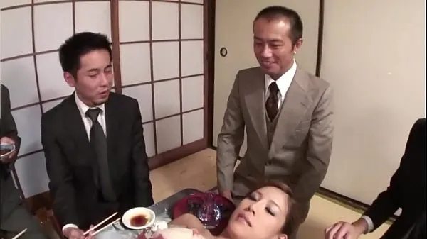 Nye Sashima eaten off of japanese woman varme klipp