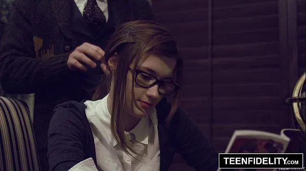 Nieuwe TEENFIDELITY - Cutie Alaina Dawson Creampied on Teacher's Desk warme clips