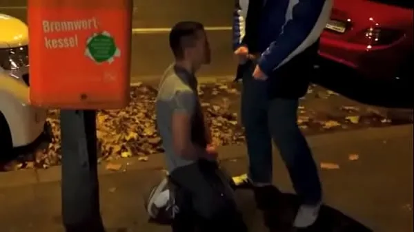 Nye Pissing and self pissing next to busy street varme klip