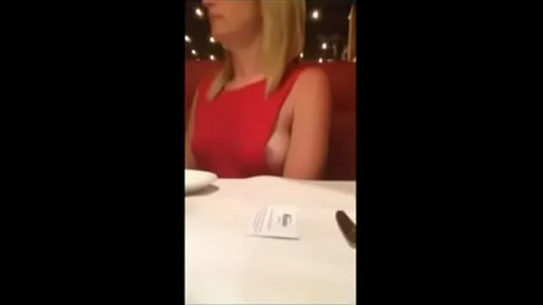 Νέα milf show her boobs in restaurant ζεστά κλιπ