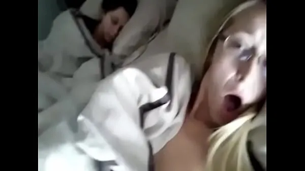 Novos Blonde Masturbates Next to Her Best Friend clipes interessantes