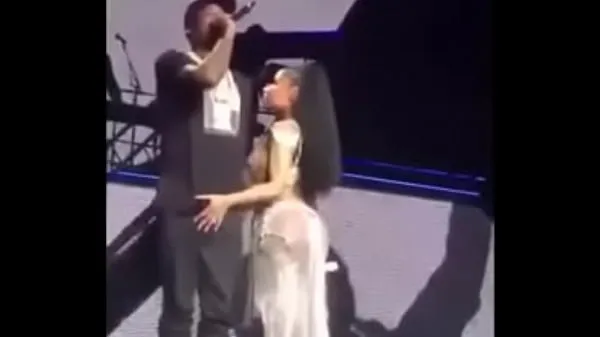 Nicki Minaj pegando no pau de Meek Mill Klip hangat baru