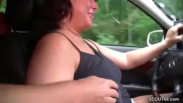 新的MILF taxi driver lets customers fuck her in the car温暖夹子