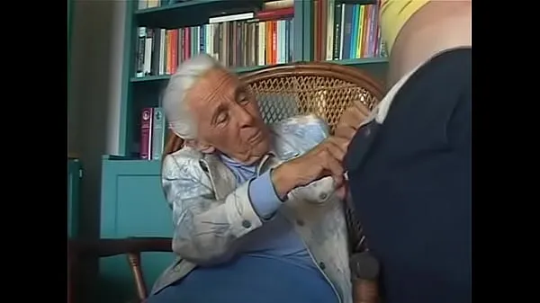 92-years old granny sucking grandson Klip hangat baharu