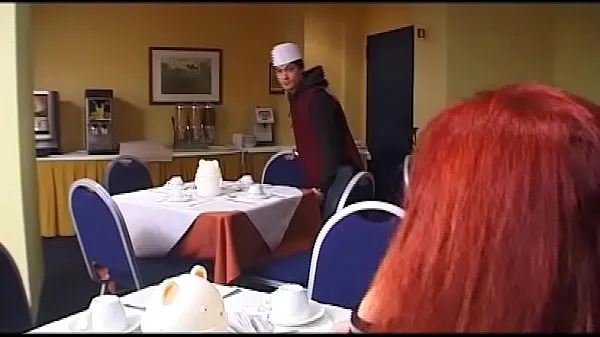 Nye Old woman fucks the young waiter and his friend varme klip