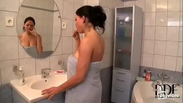 نئے Girl with big natural Tits gets fucked in the shower گرم کلپس