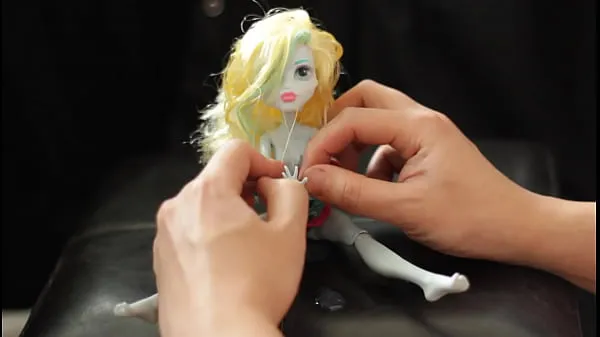 Nowe BEAUTIFUL Lagoona doll (Monster High) gets DRENCHED in CUM 19 TIMESciepłe klipy