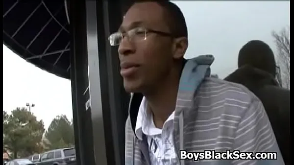 Novi Sexy white gay boy enjoy big black cok in his mouth topli posnetki