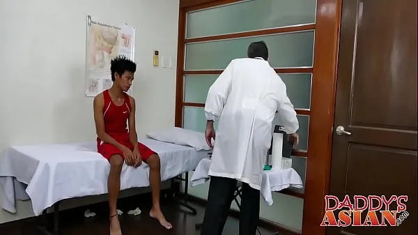 Doctor daddy tugs twink before shoving his rod deep inside Klip hangat baharu
