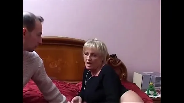 Nye Two mature Italian sluts share the young nephew's cock varme klipp