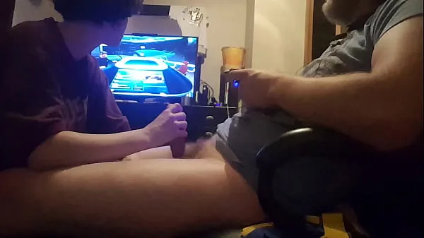 Nouveaux Big hard cock sucked while playing video game clips chaleureux