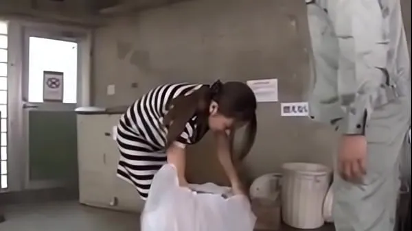 Nye Japanese girl fucked while taking out the trash varme klip