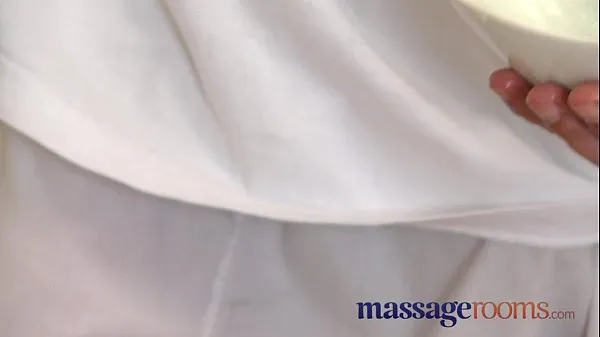 Uusia Massage Rooms Mature woman with hairy pussy given orgasm lämmintä klippiä