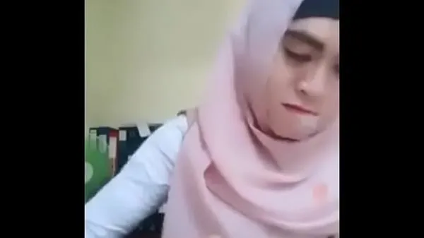 新的Indonesian girl with hood showing tits温暖夹子