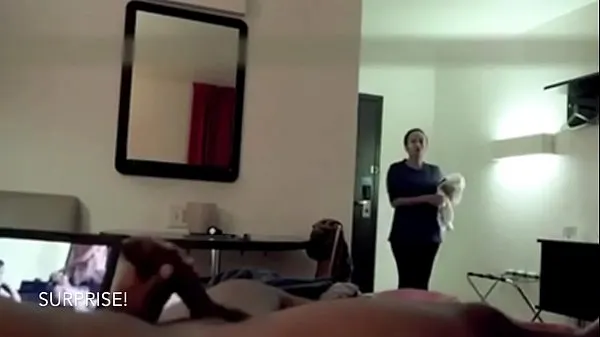 Nové Hotel Maid Catches Him Jerking and Watches Him Cum teplé klipy