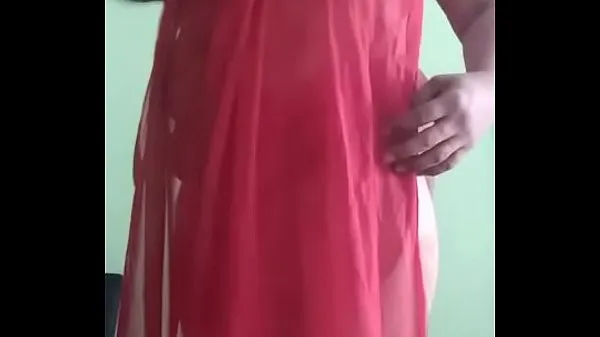 Nye Woman showing her boobs at home varme klipp