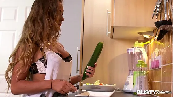 नई Busty seduction in kitchen makes Amanda Rendall fill her pink with veggies गर्म क्लिप्स