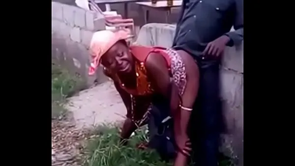 Nieuwe African woman fucks her man in public warme clips