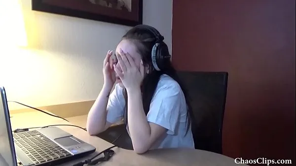 Nové 18 year old Lenna Lux masturbating in headphones teplé klipy