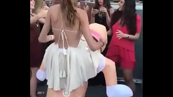 Nye Girl dance with a dick varme klipp