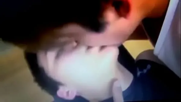 Uusia GAY TEENS sucking tongues lämmintä klippiä