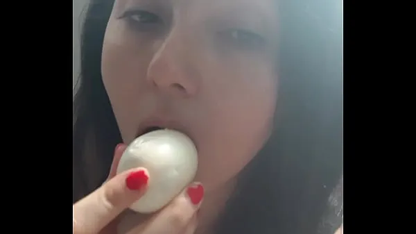 Nye Mimi putting a boiled egg in her pussy until she comes varme klip