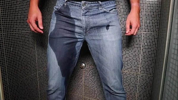 Nye Guy pee inside his jeans and cumshot on end varme klip