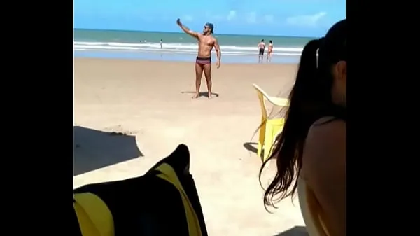 Hot male parading on the beach Klip hangat baru