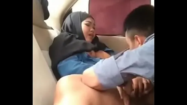 新的Hijab girl in car with boyfriend温暖夹子