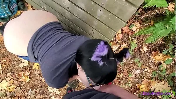 Novi Kitty explores the whole woods to find this nice secluded bench to rest my backpack full of toys on. Now she can finally give this pussy the attention it needs topli posnetki