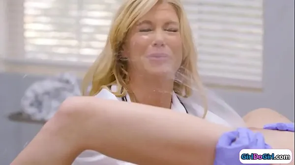 Uusia Unaware doctor gets squirted in her face lämmintä klippiä