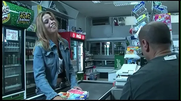 새로운 In the supermarket she fucks the cashier 따뜻한 클립