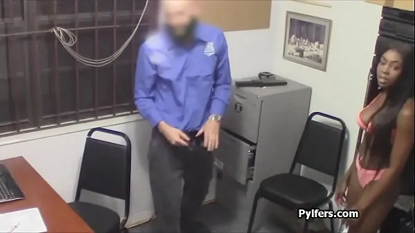 Nye Ebony thief punished in the back office by the horny security guard varme klipp