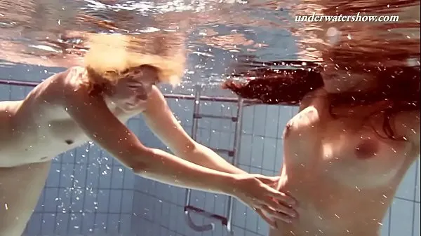 Νέα Teens undressing in the pool in public ζεστά κλιπ