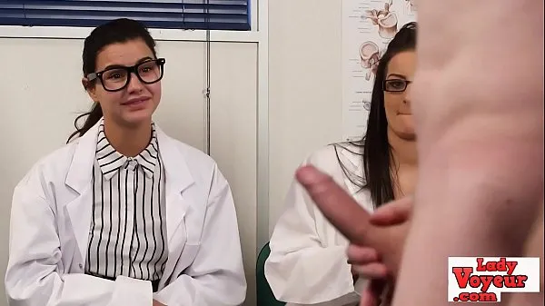 Nouveaux Infirmières voyeur anglais instruisant un mec qui tire clips chaleureux