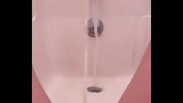 새로운 18 yo pissing fountain in the bath 따뜻한 클립