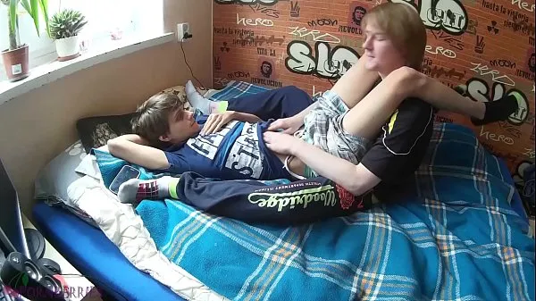 Νέα Two young friends doing gay acts that turned into a cumshot ζεστά κλιπ
