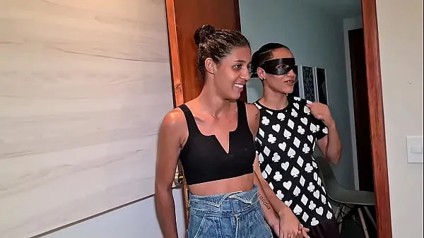 Új Brazilian lesb girl present her teen girlfriend with a group sex and can´t just look it - Trailler meleg klipek