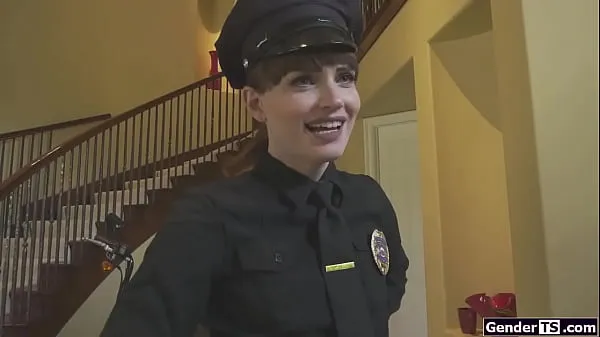新しいニューハーフ警官ナタリー・マーズはチンポをしゃぶる温かいクリップ