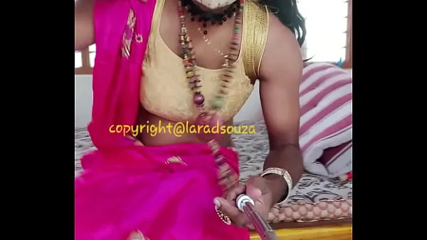 Uusia Indian crossdresser Lara D'Souza sexy video in saree 2 lämmintä klippiä