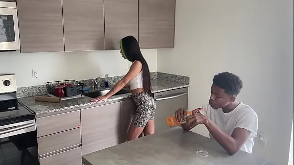 Novi lil d's gf walked in on him cheating was only she wasn't invited topli posnetki