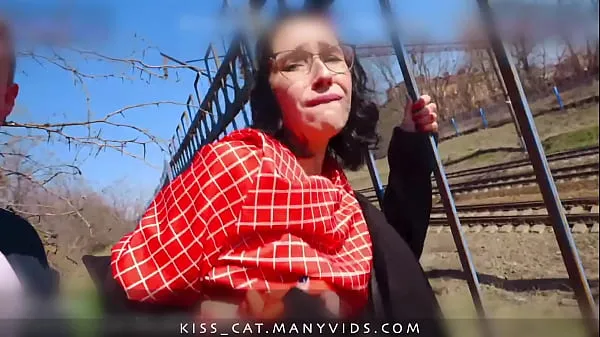 Nouveaux Marchons dans la nature - Un agent public ramasse une étudiante russe pour une vraie baise en plein air / embrasse un chat 4k clips chaleureux