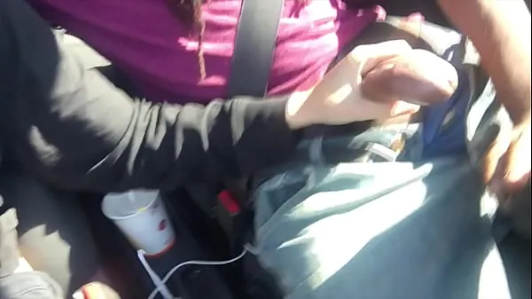 Uusia Lesbian Gives Friend Handjob In Car lämmintä klippiä