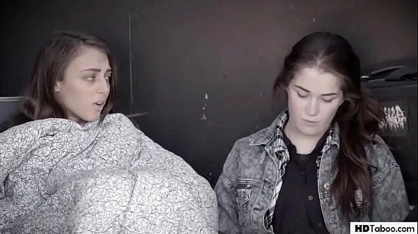 Homeless girls find a sugar - Gia Derza, Evelyn Claire Klip hangat baru