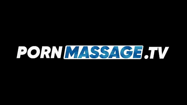 新的Lesbian Babes Plays With Her Big Natural Boobs in a Oily Massage | PornMassageTV温暖夹子