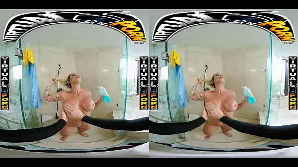 Új Busty Blonde MILF Robbin Banx Seduces Step Son In Shower meleg klipek